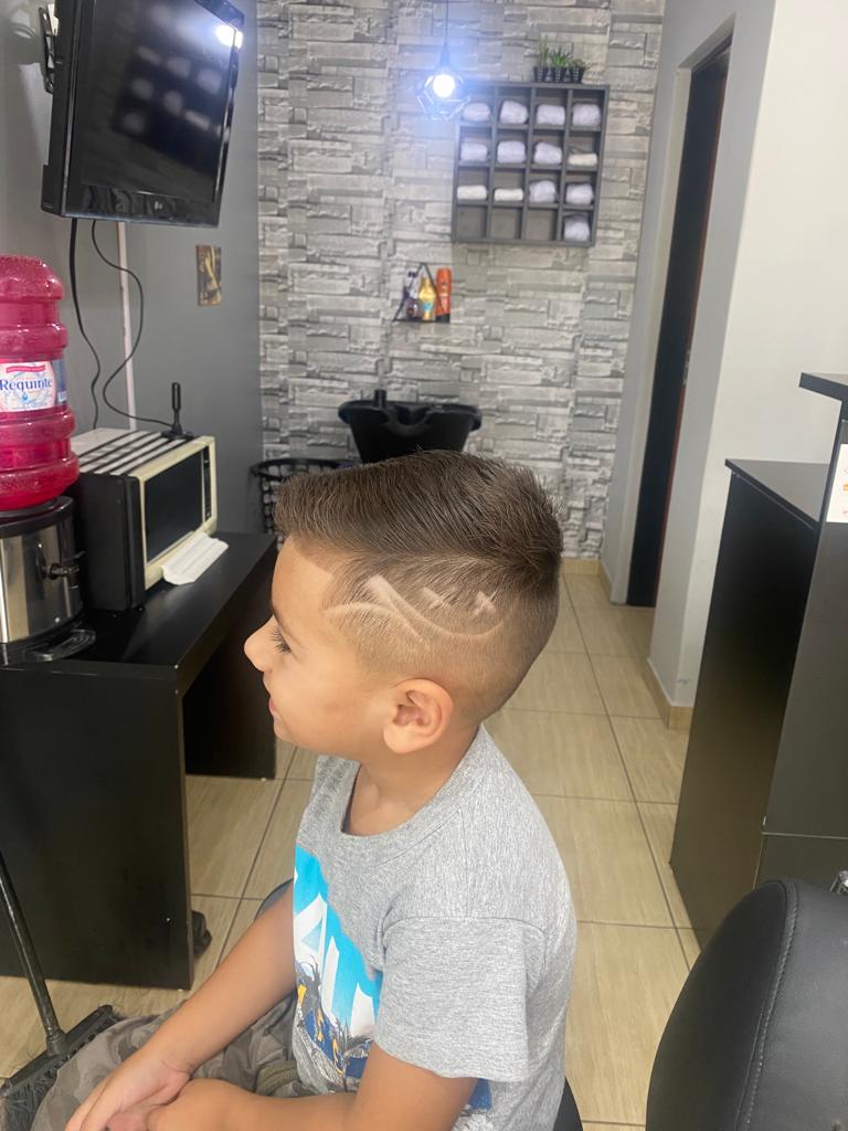 Criança sendo atendida na Barbearia Navalha Nobre