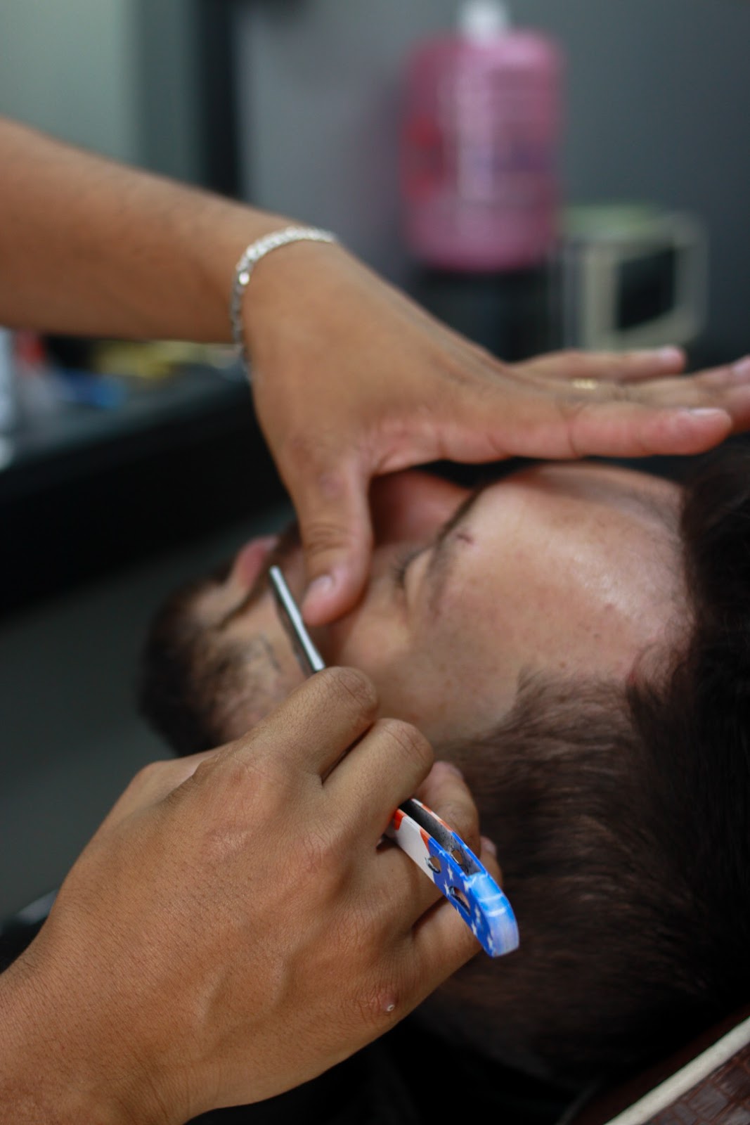 Ferramentas de barbeiro organizadas sobre a bancada na Barbearia Navalha Nobre